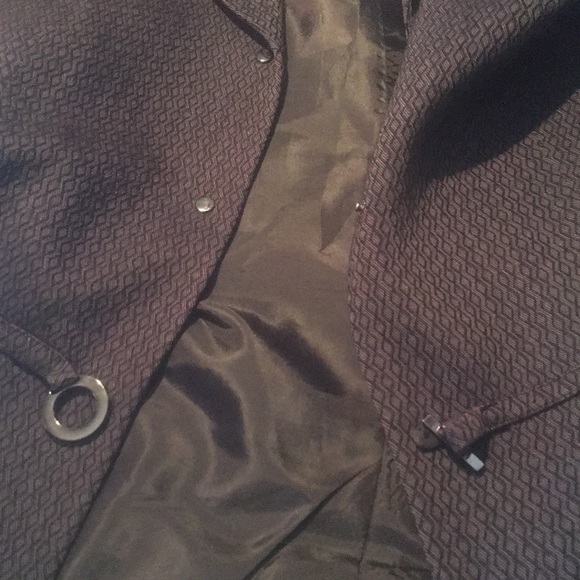 Tahari Front Clasp Fitted Blazer - Picture 15 of 16